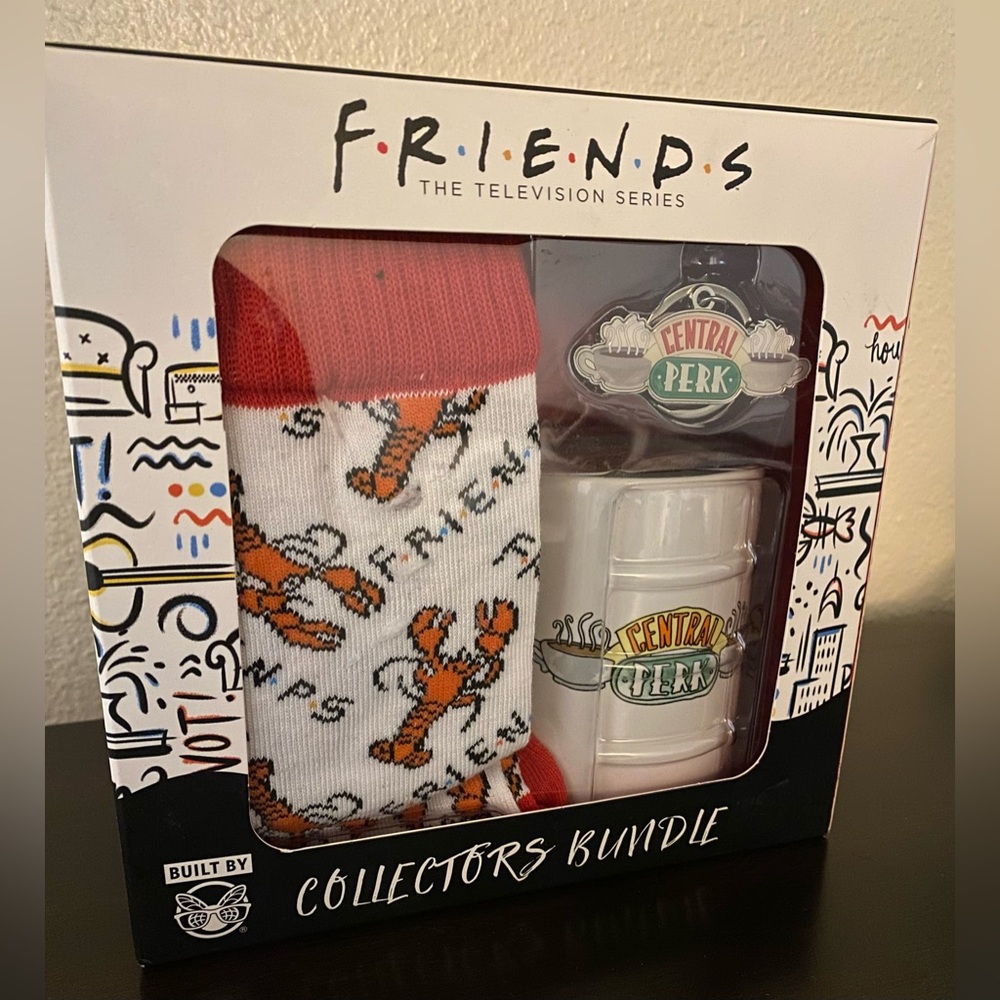 FRIENDS Collectors Bundle | Central Perk Mug + Lobster Socks + Keychain | NWT - Picture 2 of 6